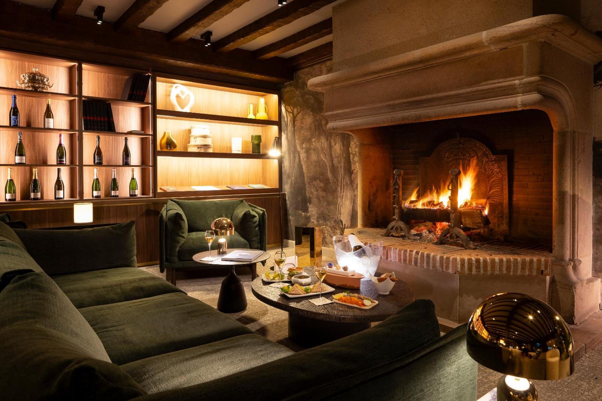 Hostellerie Briqueterie & Spa Champagne Vinay  Exterior foto The fireplace at the bar