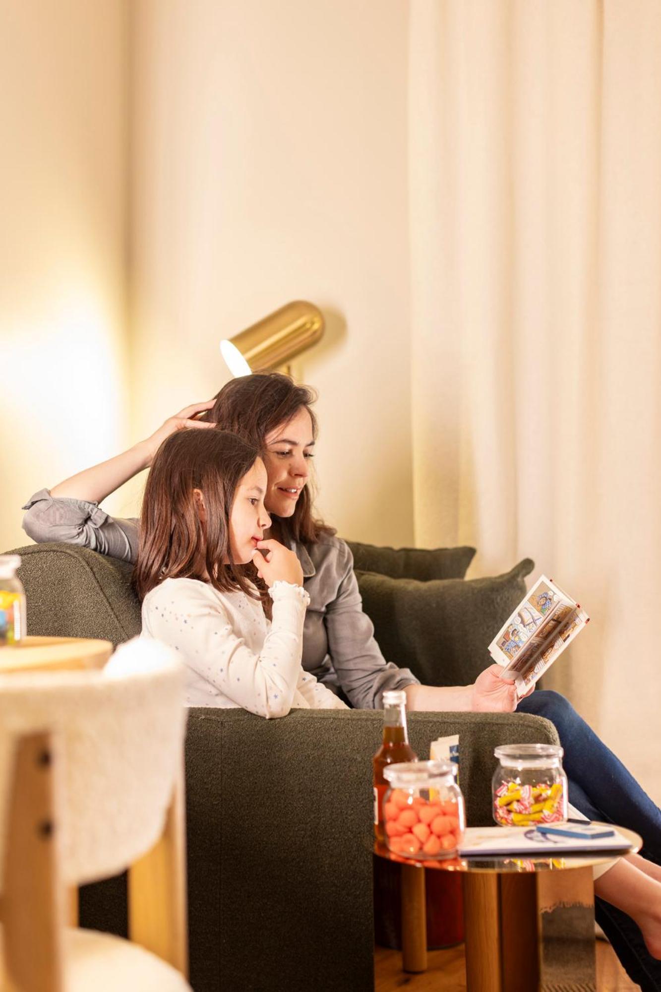 Hostellerie Briqueterie & Spa Champagne Vinay  Exterior foto A mother and daughter looking at a photo album together