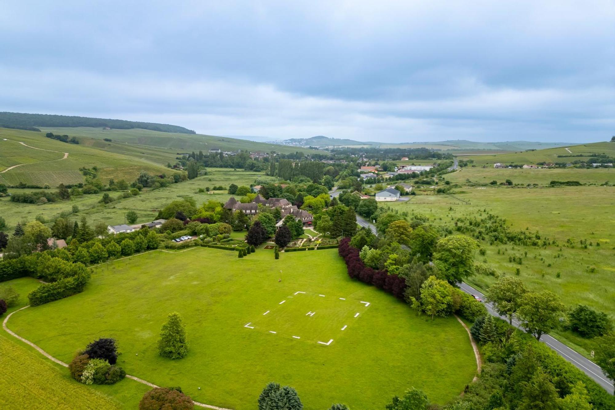 Hostellerie Briqueterie & Spa Champagne Vinay  Exterior foto Aerial view of the village