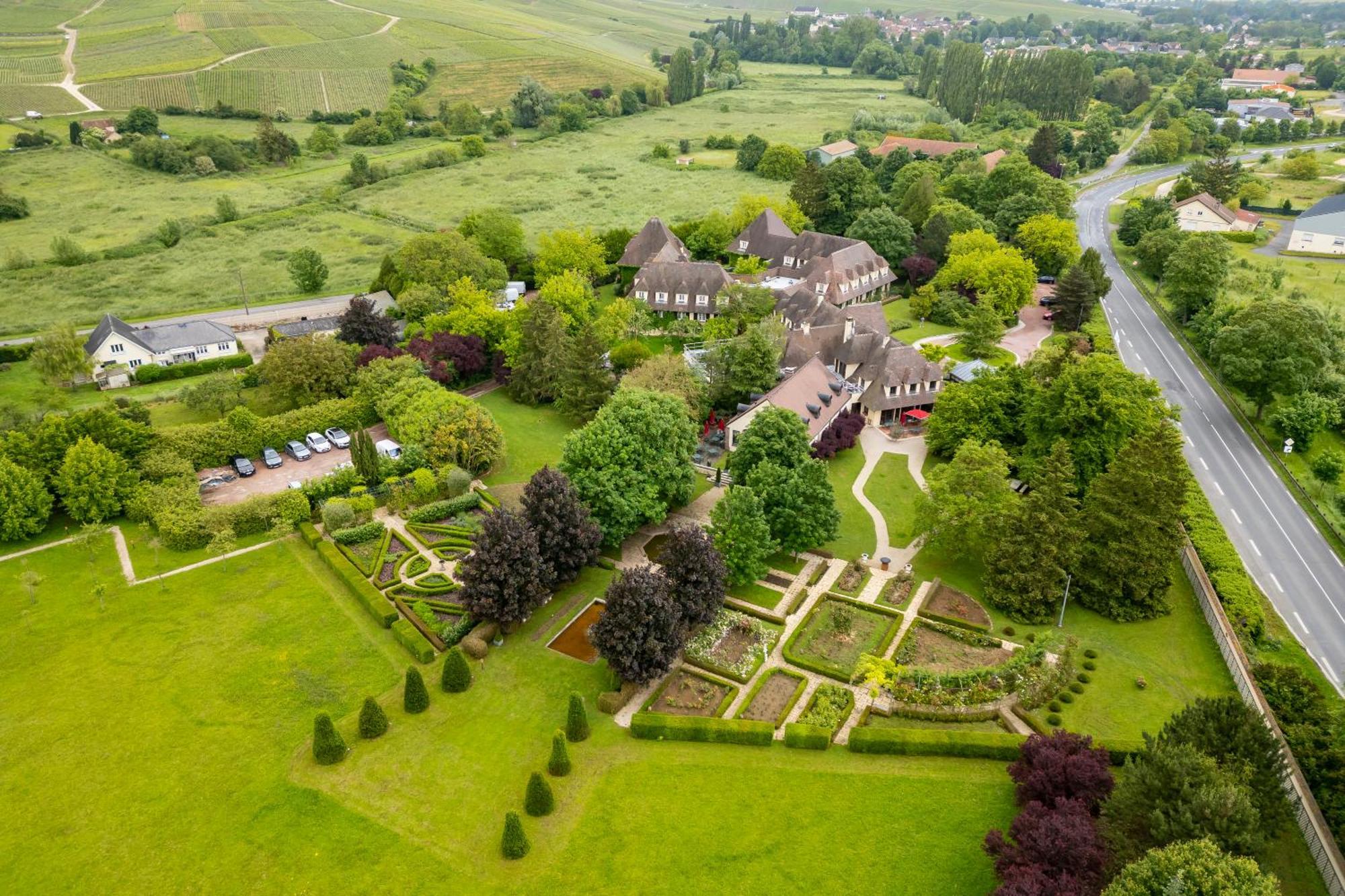 Hostellerie Briqueterie & Spa Champagne Vinay  Exterior foto Aerial view of the gardens